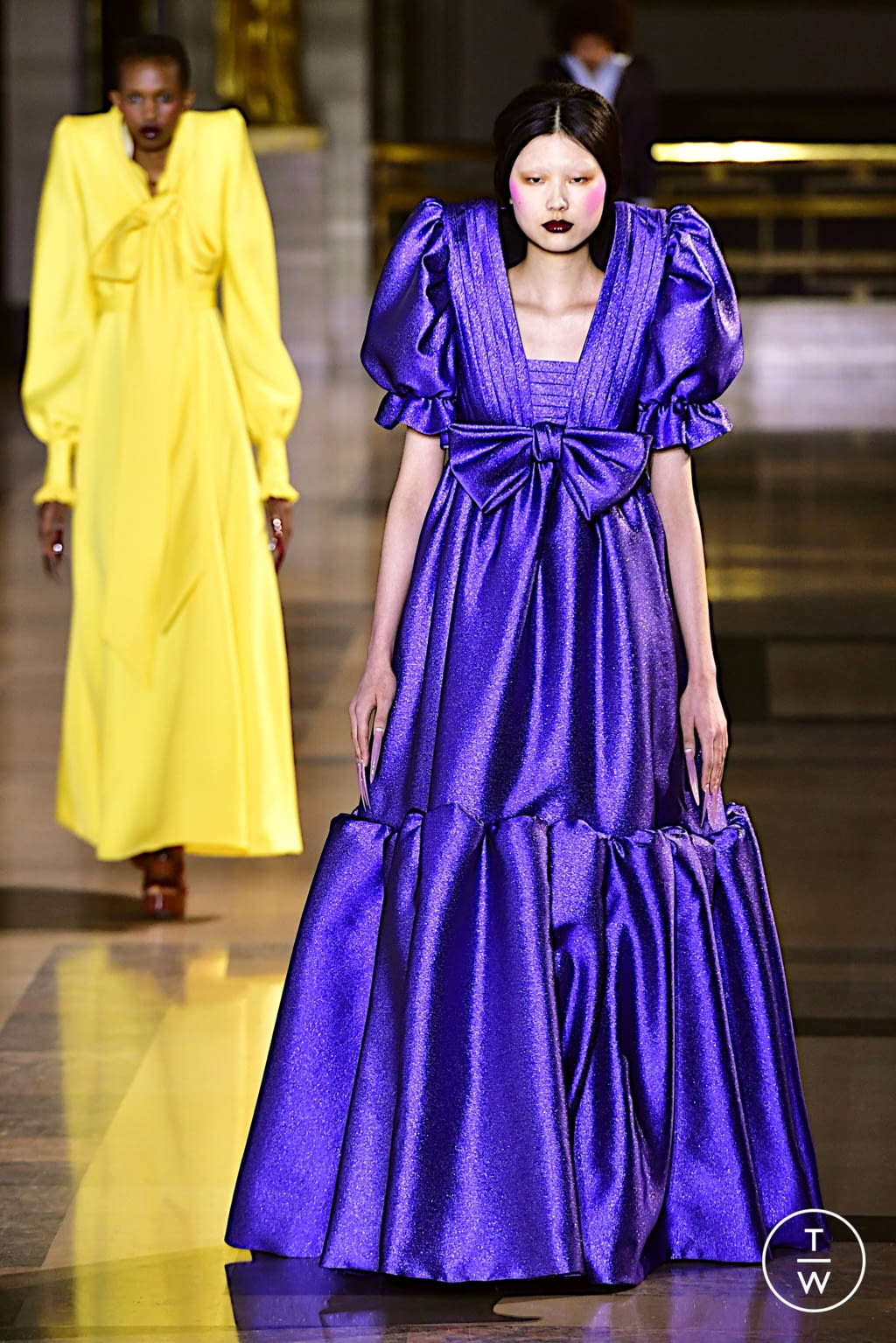 Fashion Week Paris Spring/Summer 2022 look 11 from the Viktor & Rolf collection 高级定制