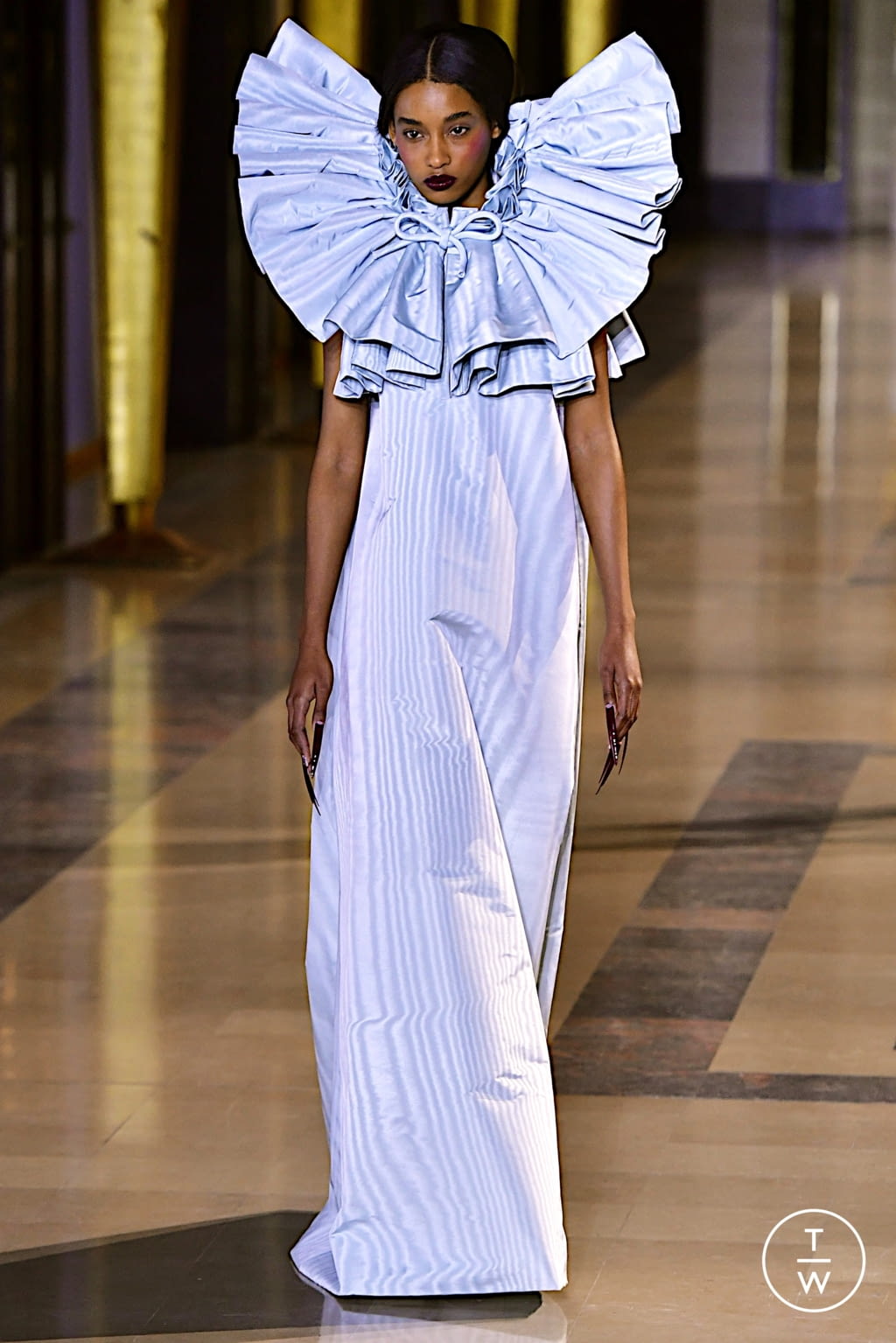 Fashion Week Paris Spring/Summer 2022 look 15 from the Viktor & Rolf collection couture