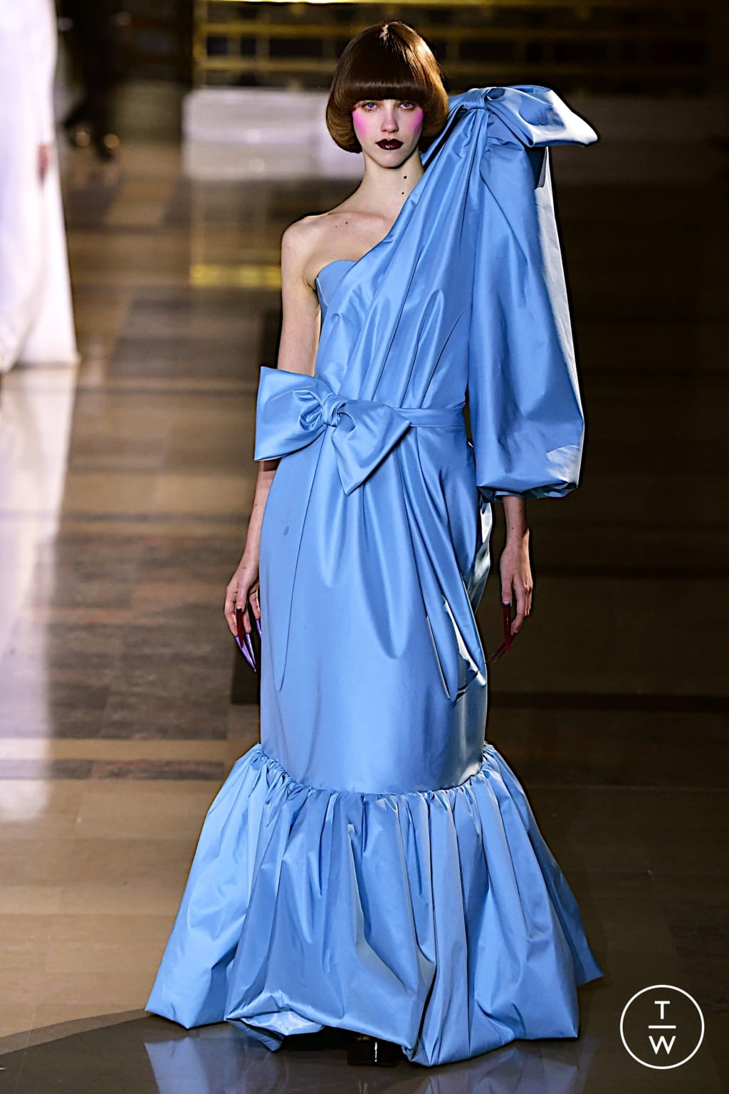 Fashion Week Paris Spring/Summer 2022 look 17 from the Viktor & Rolf collection couture