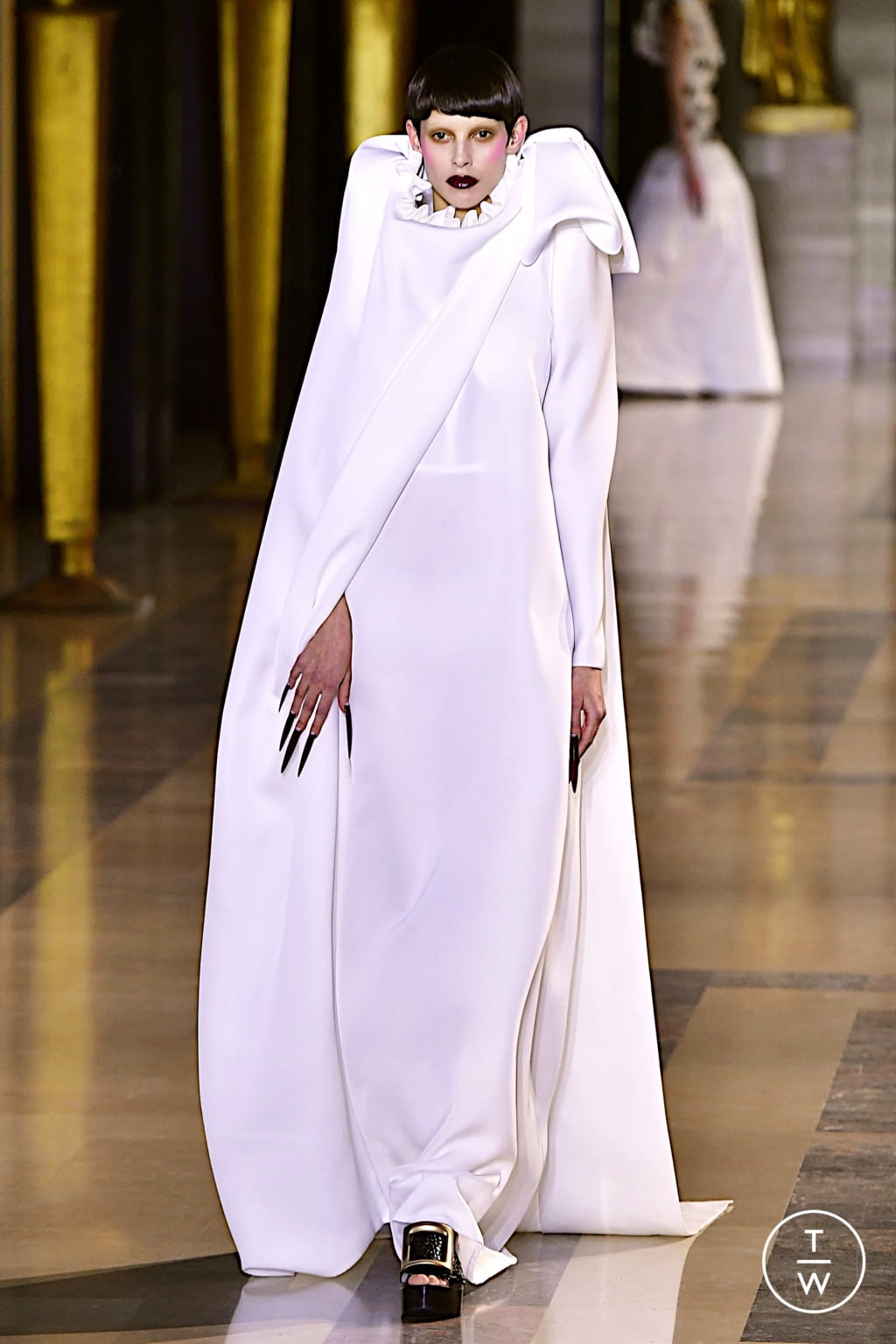 Fashion Week Paris Spring/Summer 2022 look 18 from the Viktor & Rolf collection couture