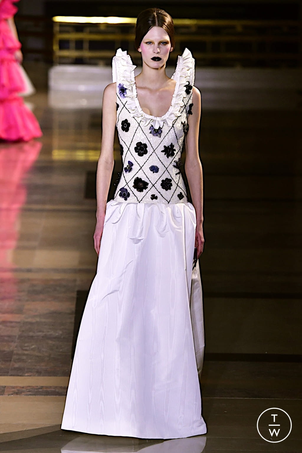 Fashion Week Paris Spring/Summer 2022 look 20 from the Viktor & Rolf collection couture