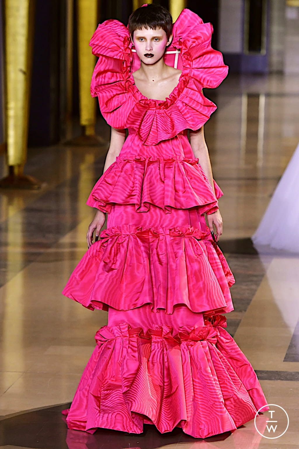 Fashion Week Paris Spring/Summer 2022 look 21 from the Viktor & Rolf collection couture