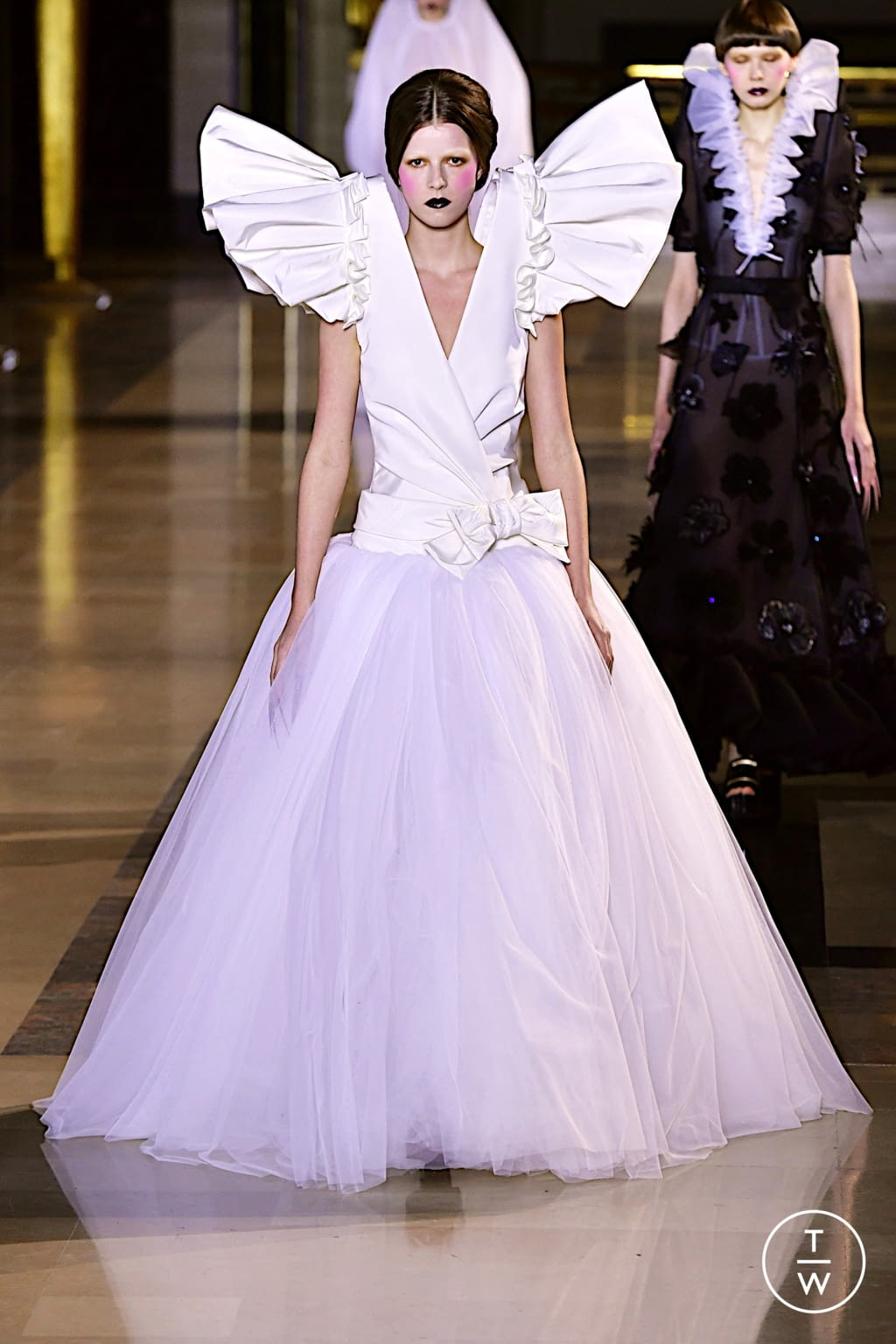 Fashion Week Paris Spring/Summer 2022 look 22 from the Viktor & Rolf collection couture