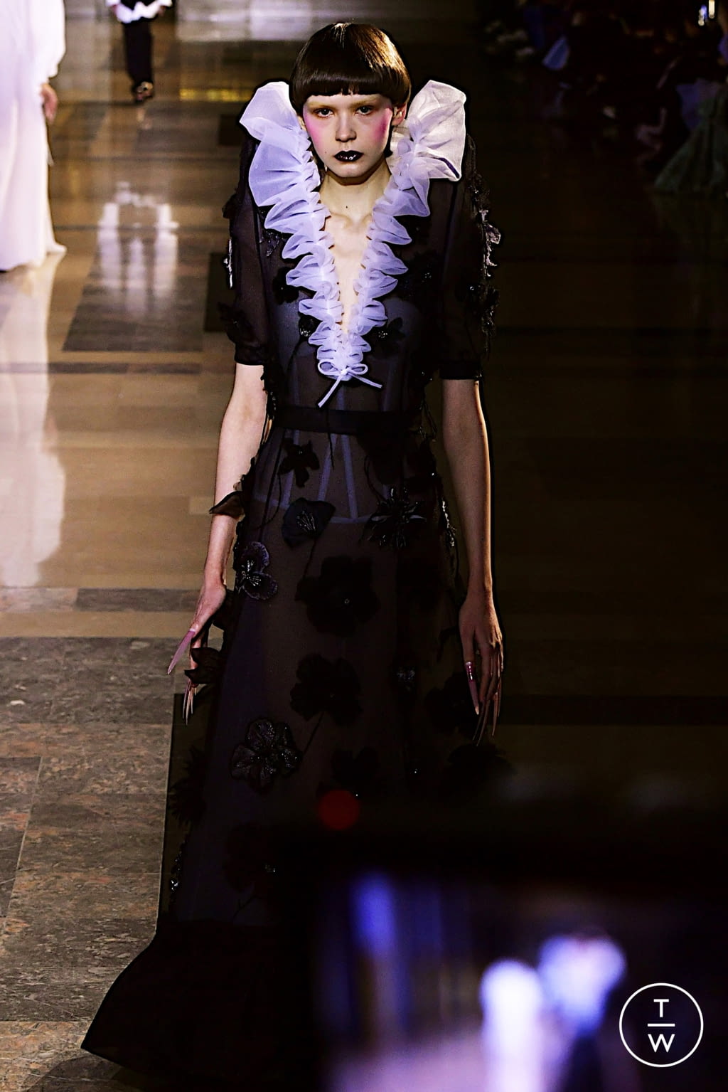 Fashion Week Paris Spring/Summer 2022 look 23 from the Viktor & Rolf collection couture