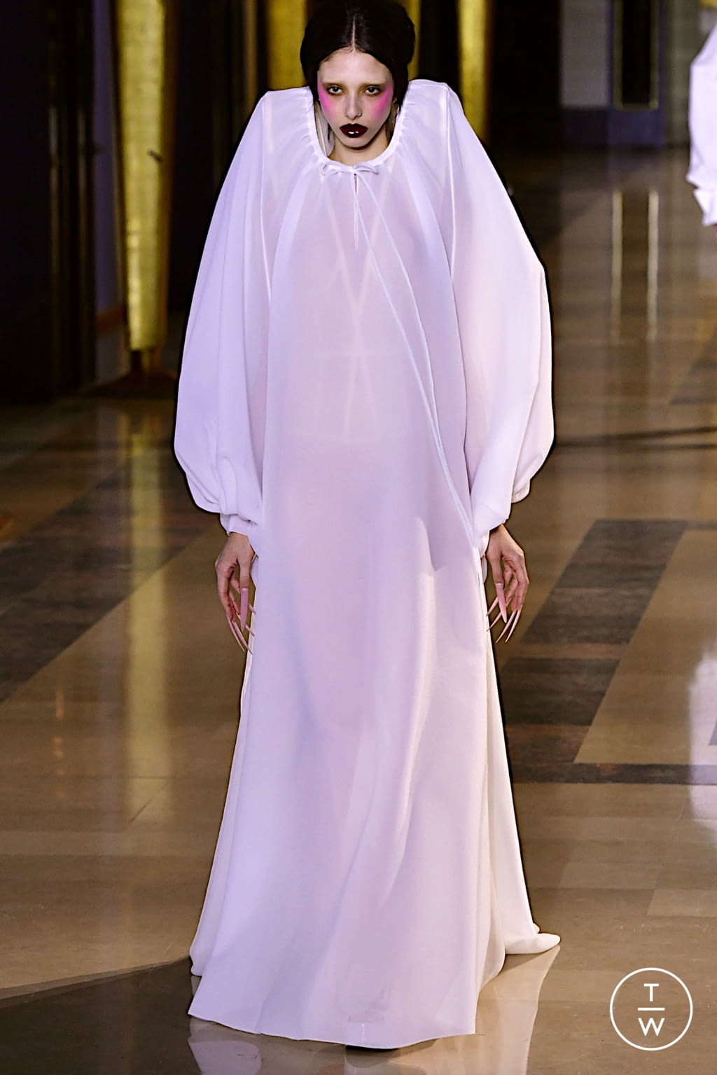 Fashion Week Paris Spring/Summer 2022 look 24 from the Viktor & Rolf collection couture