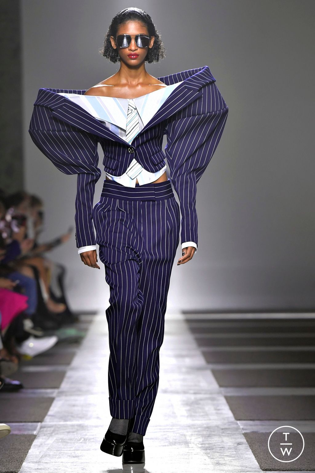Fashion Week Paris Fall/Winter 2022 look 1 from the Viktor & Rolf collection couture