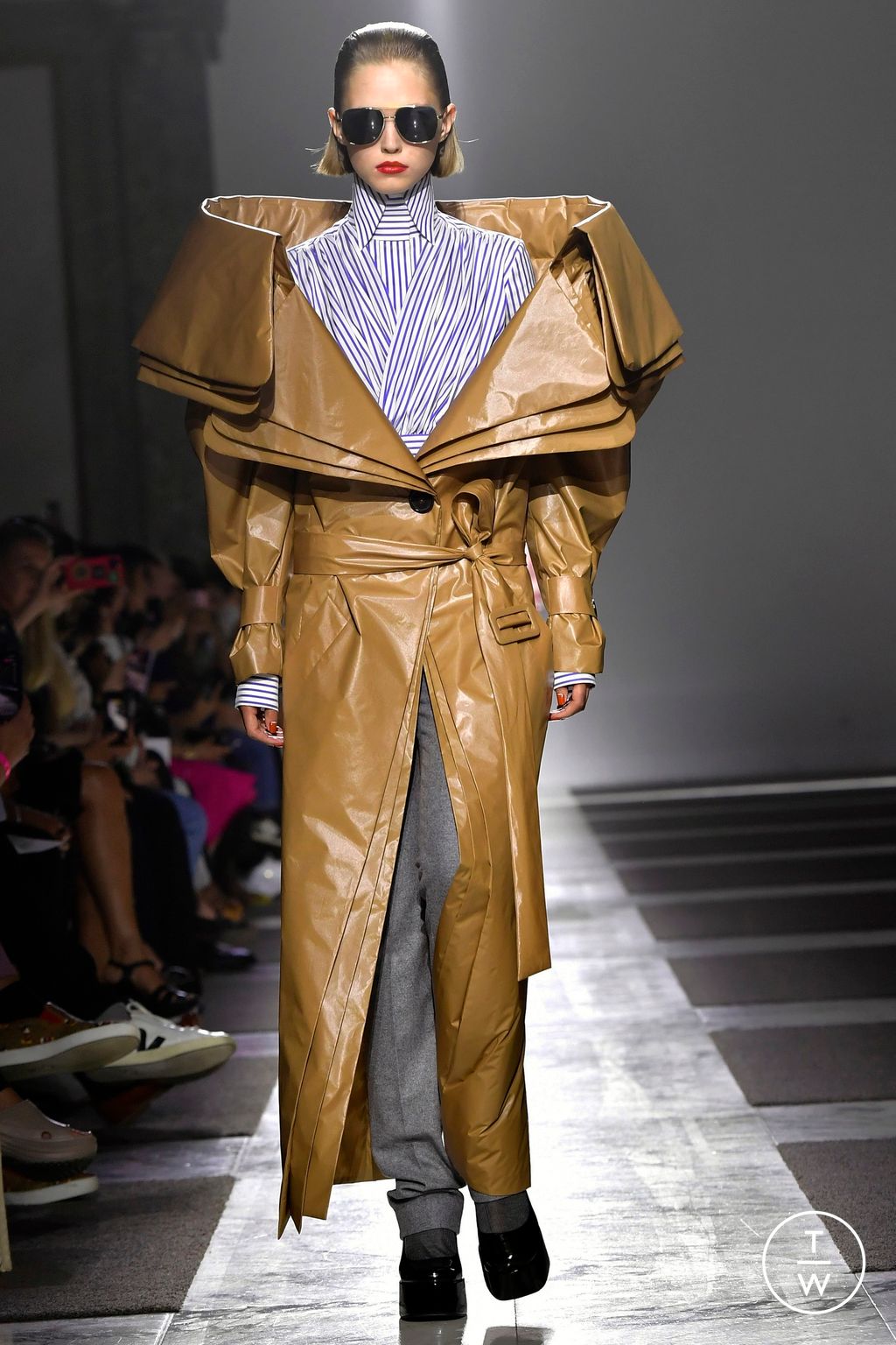 Fashion Week Paris Fall/Winter 2022 look 4 from the Viktor & Rolf collection couture