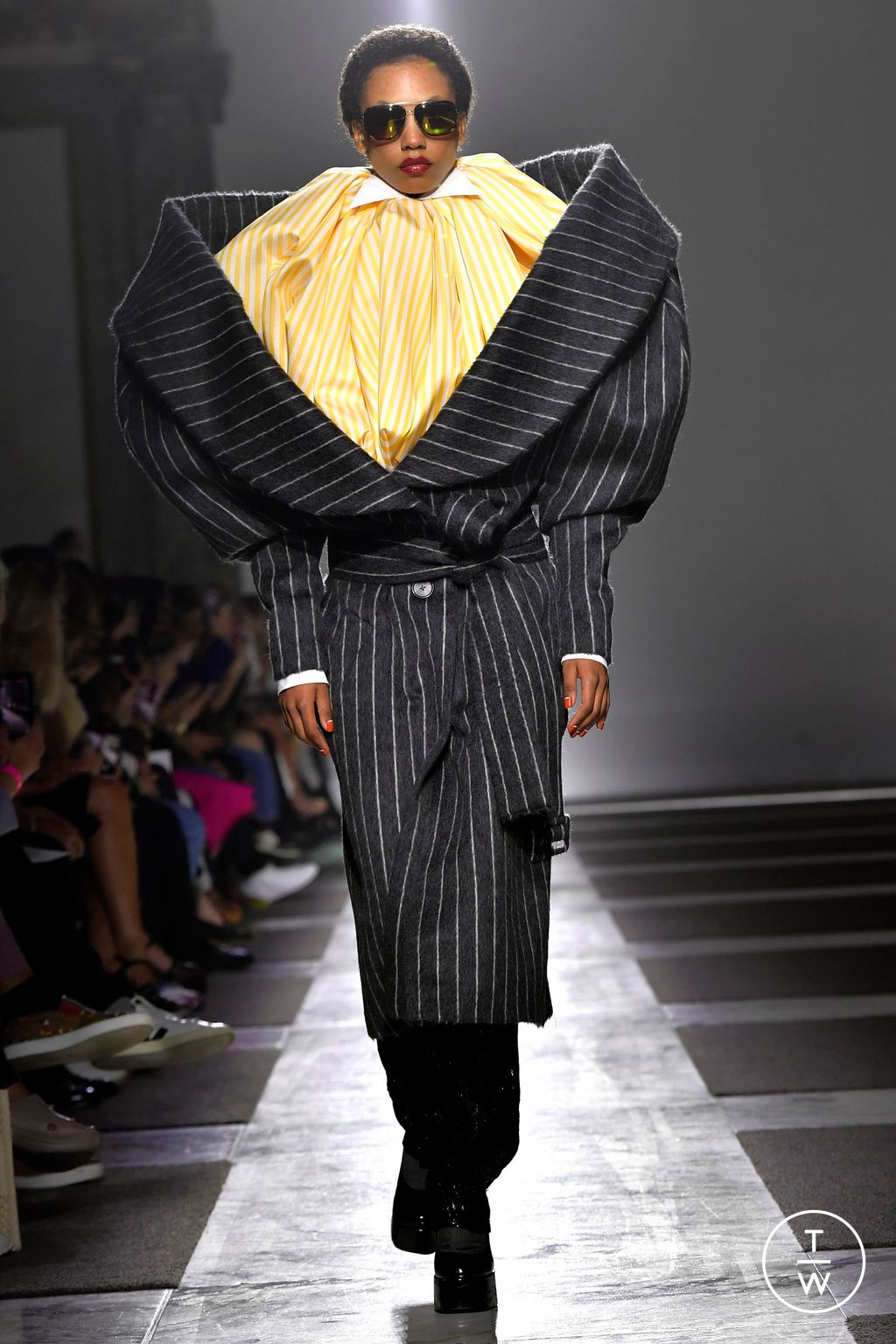 Fashion Week Paris Fall/Winter 2022 look 9 from the Viktor & Rolf collection couture