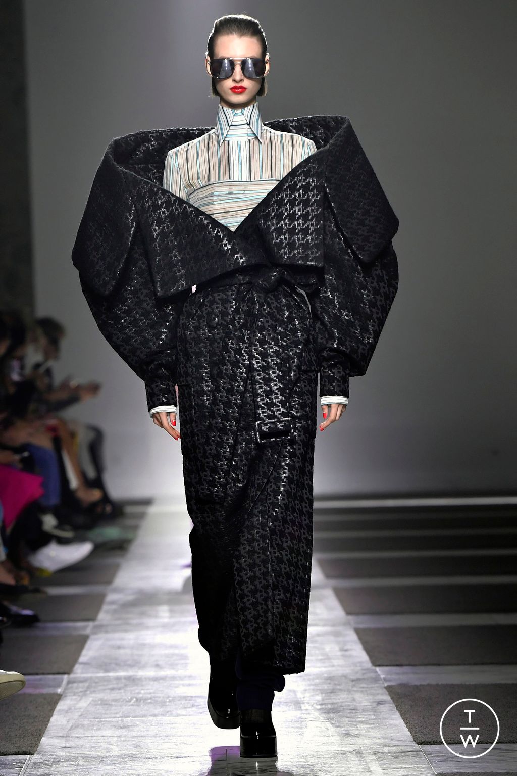 Fashion Week Paris Fall/Winter 2022 look 10 from the Viktor & Rolf collection 高级定制
