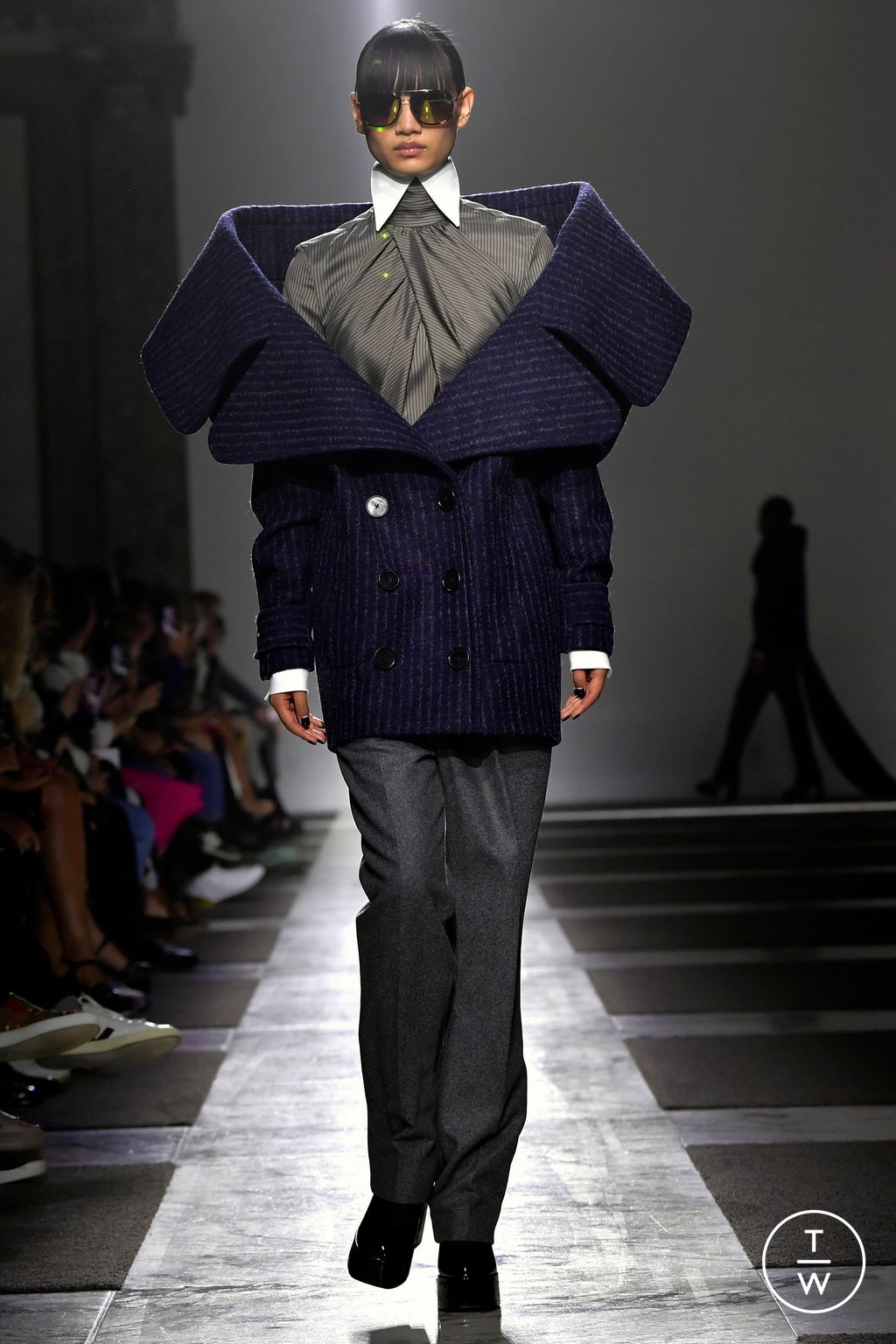 Fashion Week Paris Fall/Winter 2022 look 12 from the Viktor & Rolf collection couture