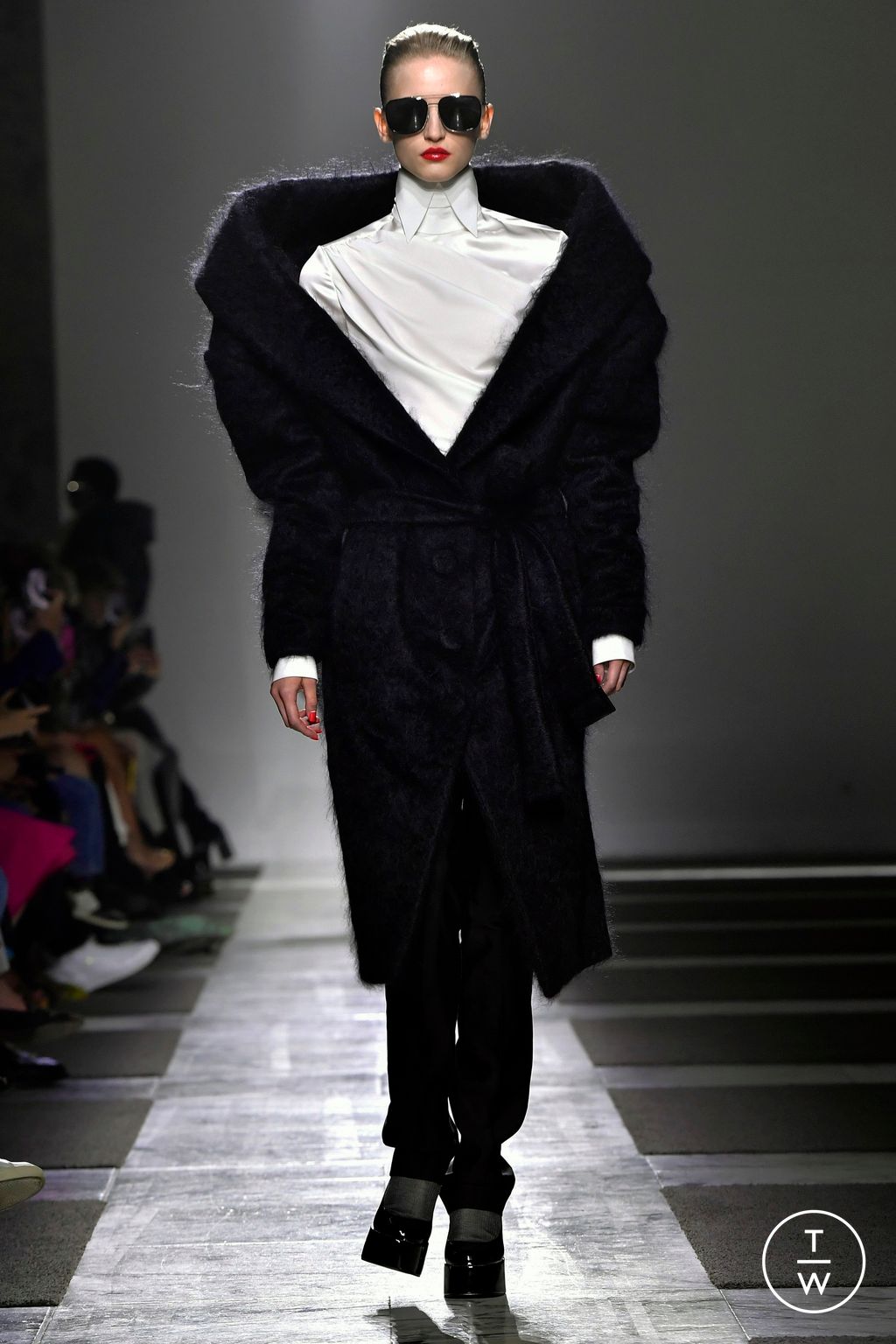 Fashion Week Paris Fall/Winter 2022 look 13 de la collection Viktor & Rolf couture