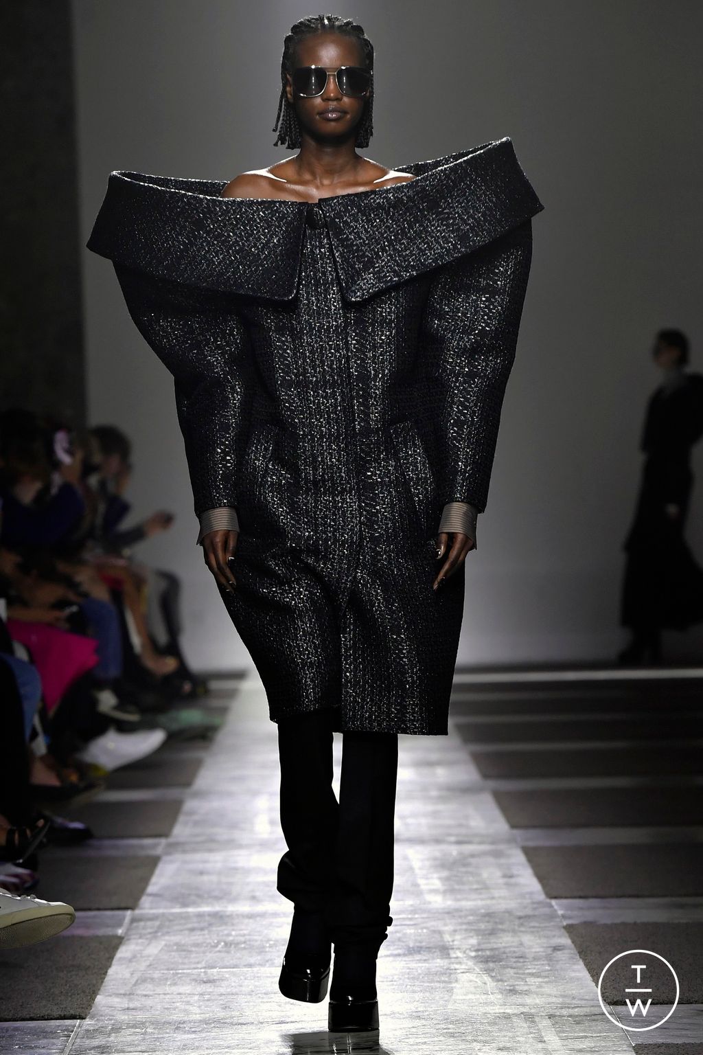 Fashion Week Paris Fall/Winter 2022 look 14 from the Viktor & Rolf collection couture