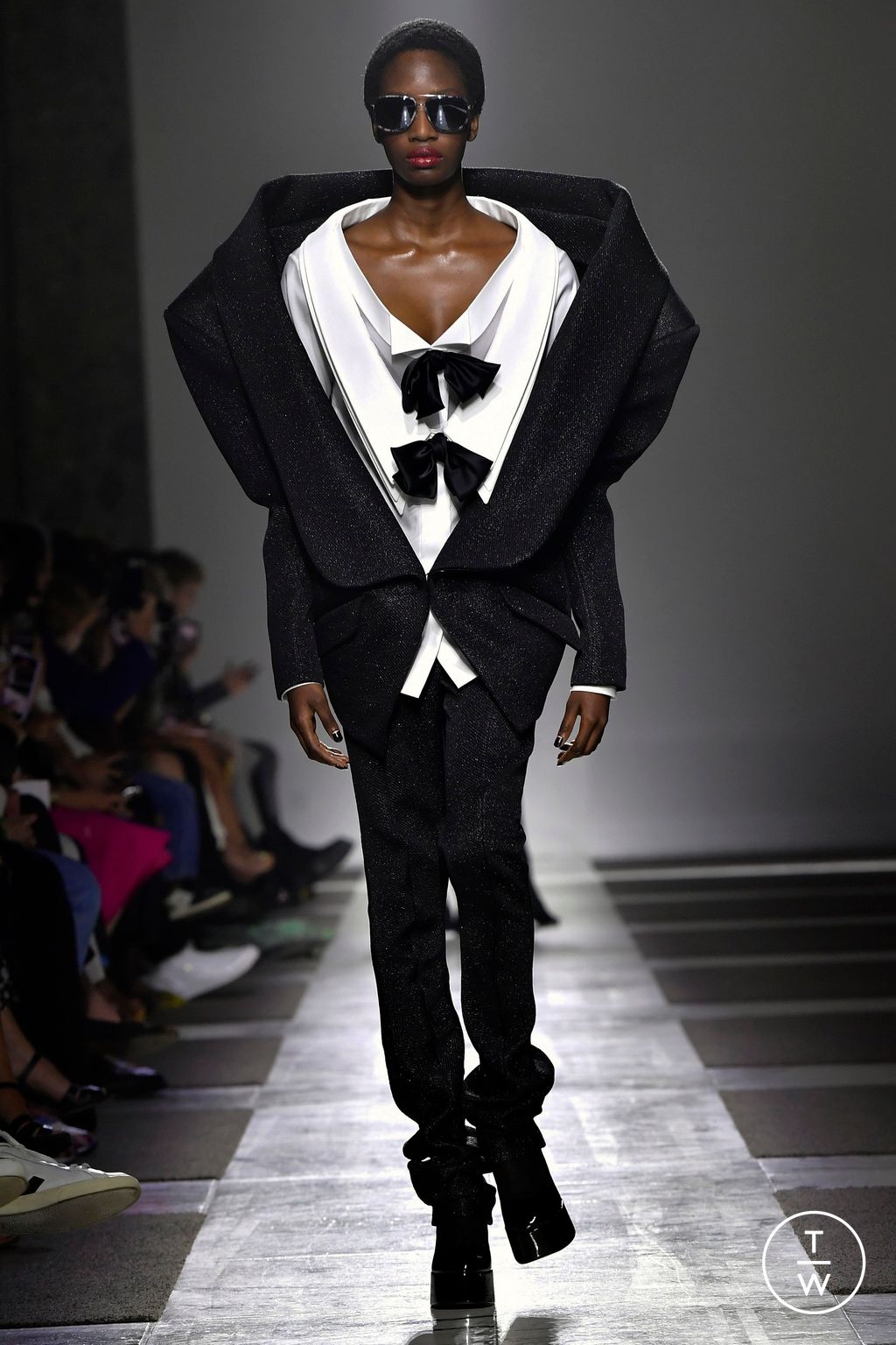 Fashion Week Paris Fall/Winter 2022 look 15 from the Viktor & Rolf collection 高级定制