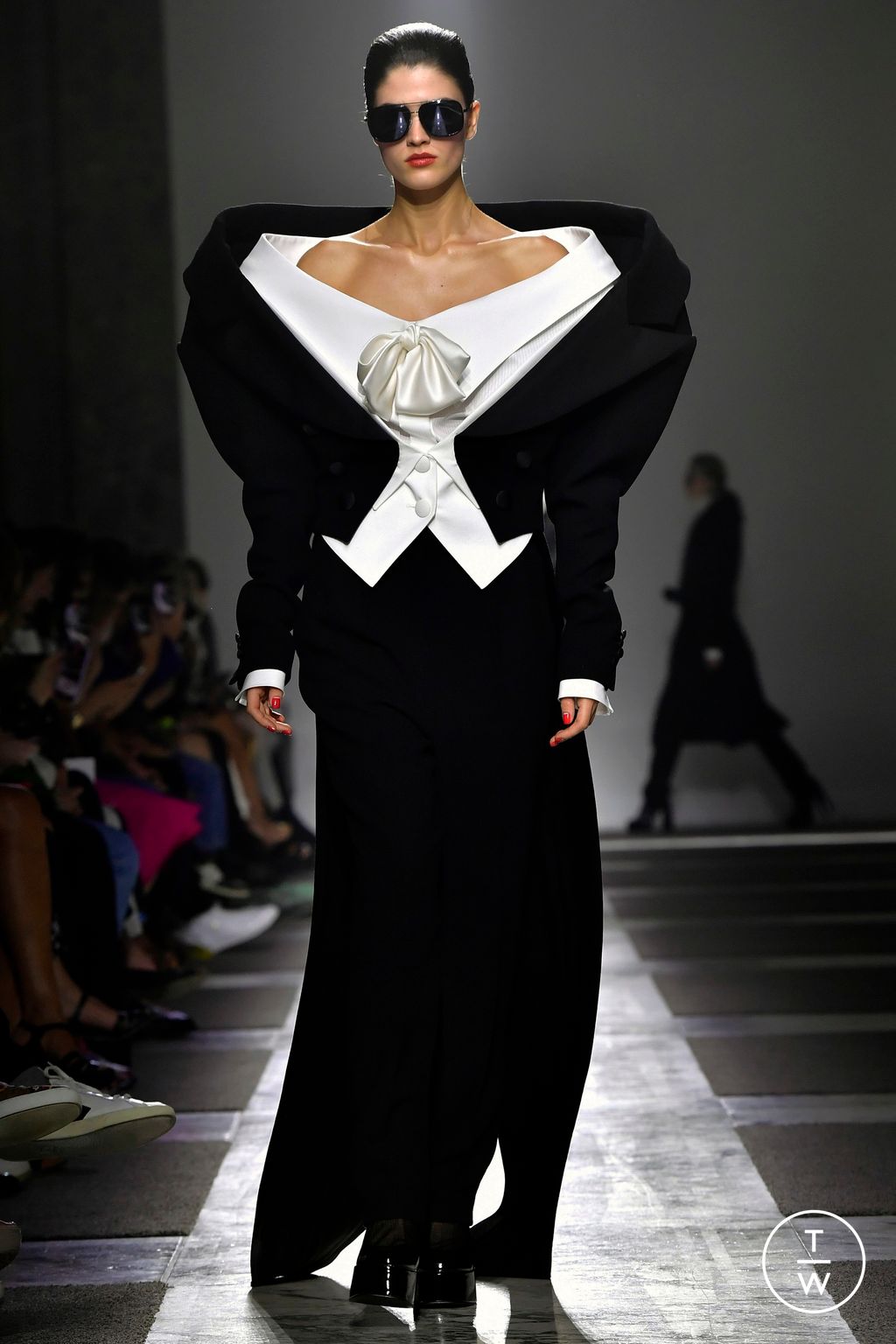 Fashion Week Paris Fall/Winter 2022 look 16 from the Viktor & Rolf collection couture
