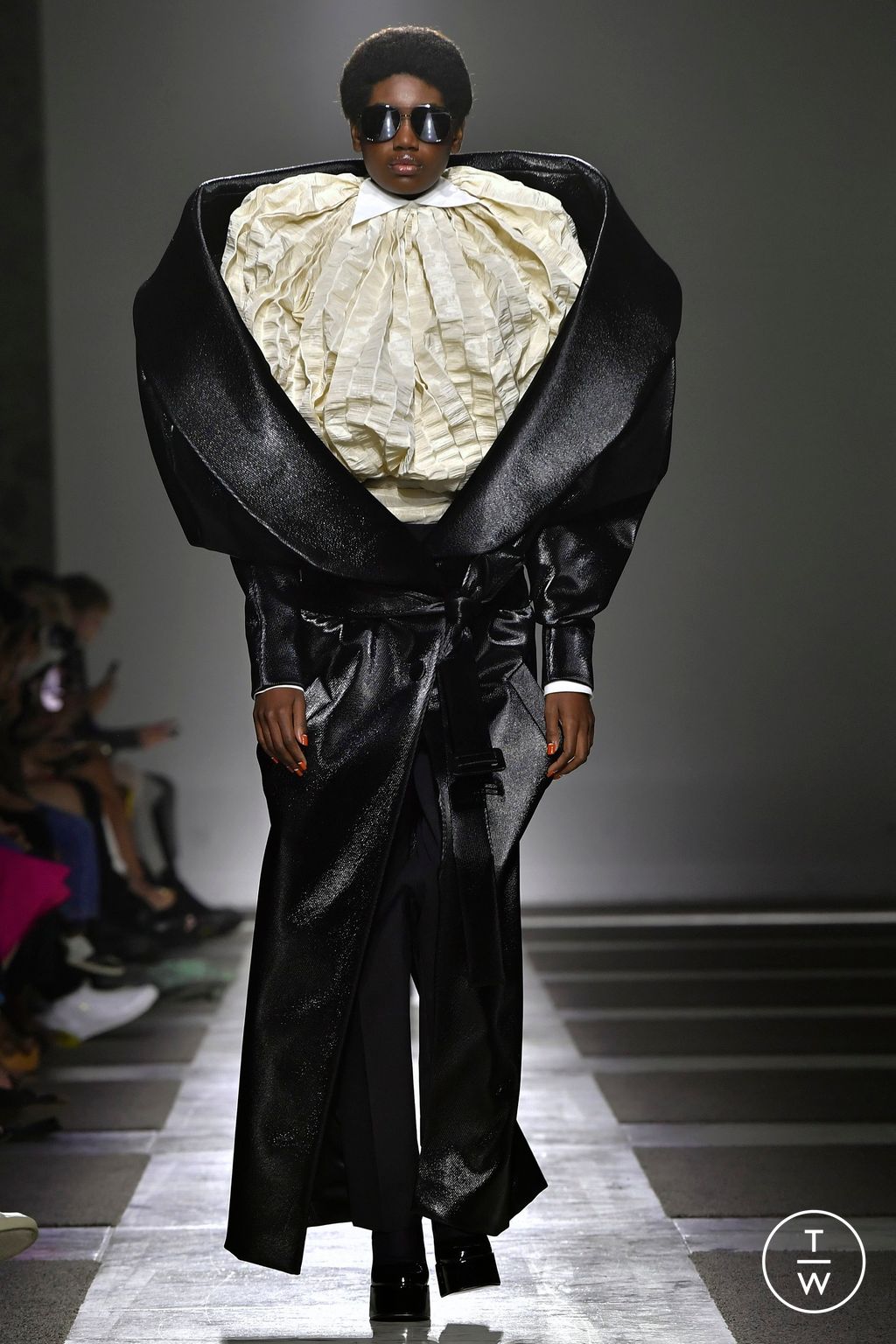 Fashion Week Paris Fall/Winter 2022 look 17 from the Viktor & Rolf collection couture