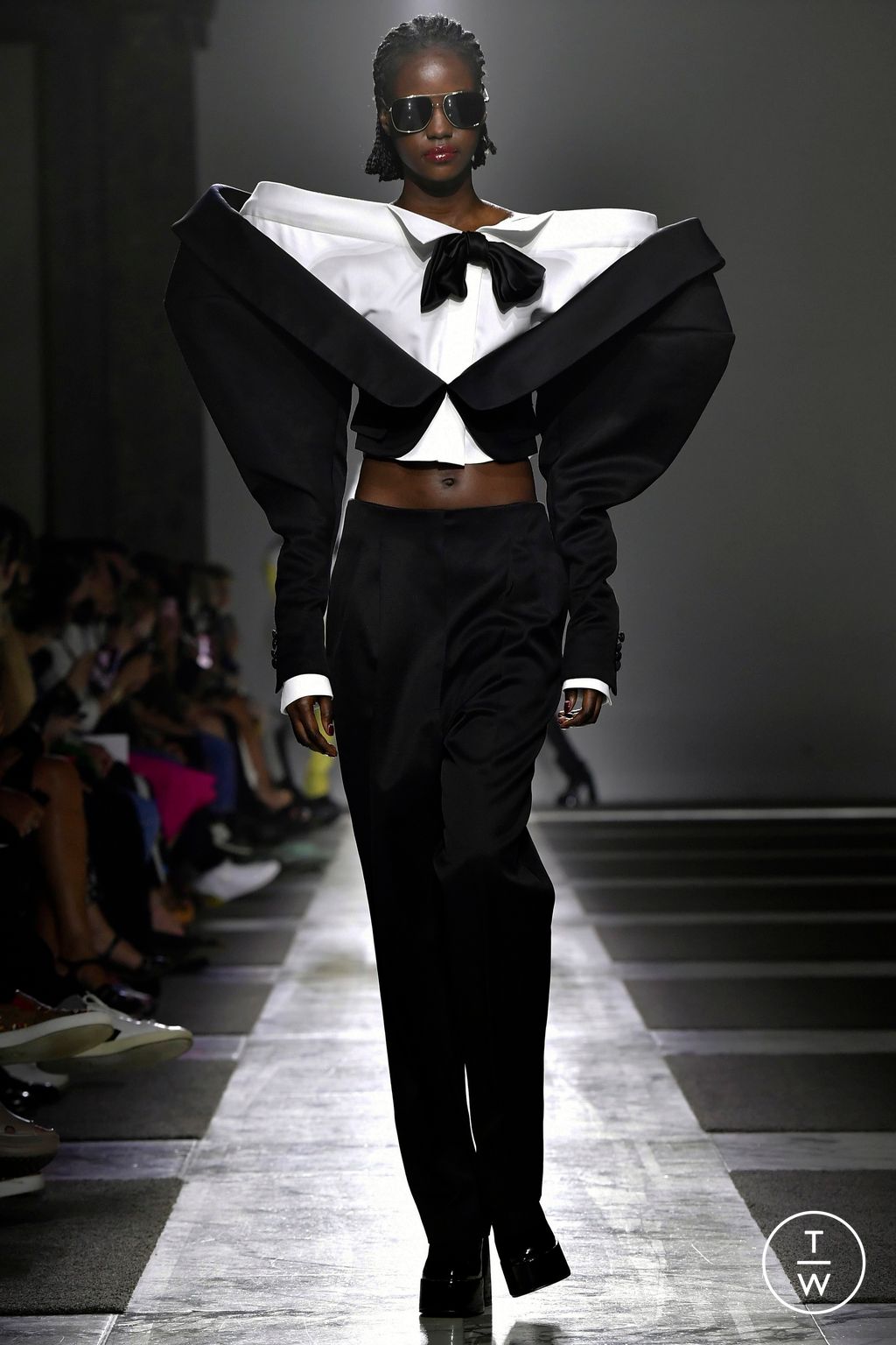 Fashion Week Paris Fall/Winter 2022 look 18 from the Viktor & Rolf collection couture