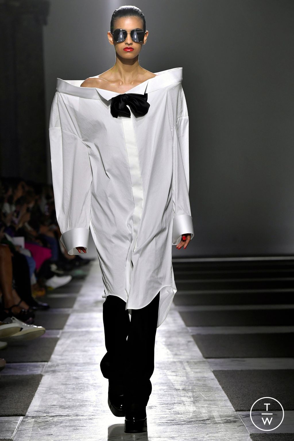 Fashion Week Paris Fall/Winter 2022 look 19 from the Viktor & Rolf collection couture