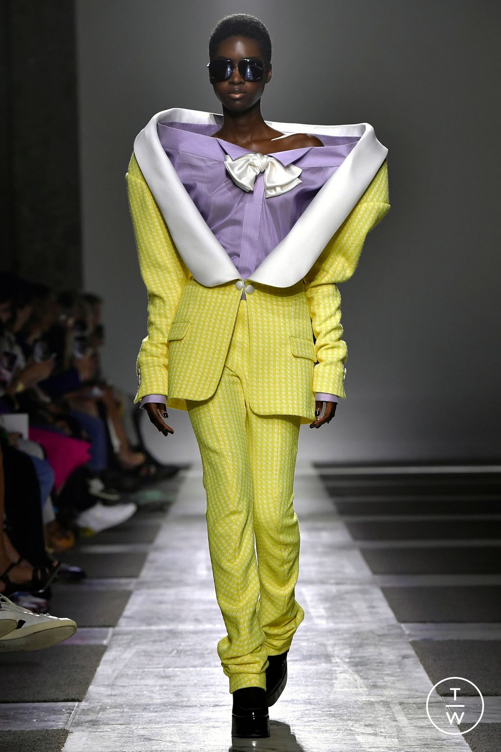 Fashion Week Paris Fall/Winter 2022 look 20 from the Viktor & Rolf collection 高级定制