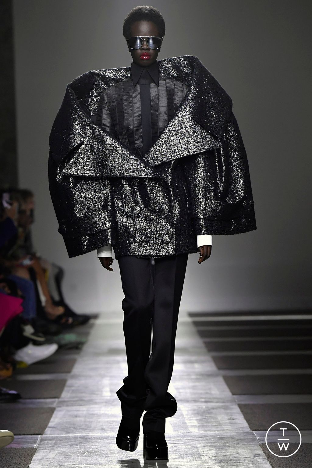 Fashion Week Paris Fall/Winter 2022 look 21 from the Viktor & Rolf collection couture