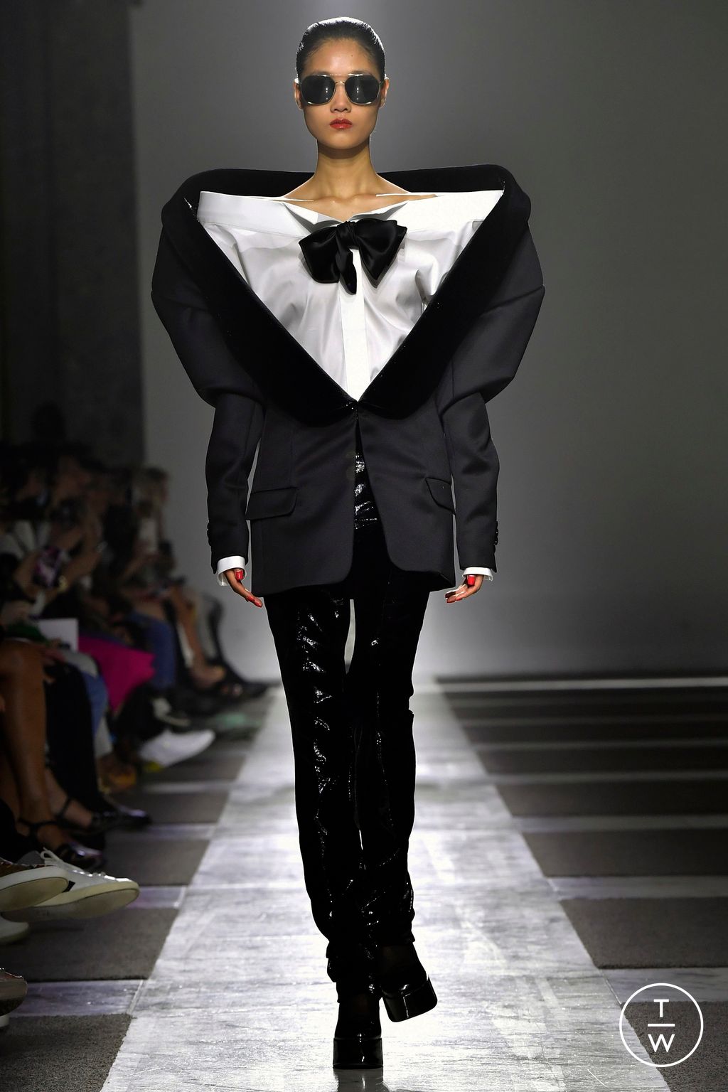 Fashion Week Paris Fall/Winter 2022 look 22 from the Viktor & Rolf collection couture