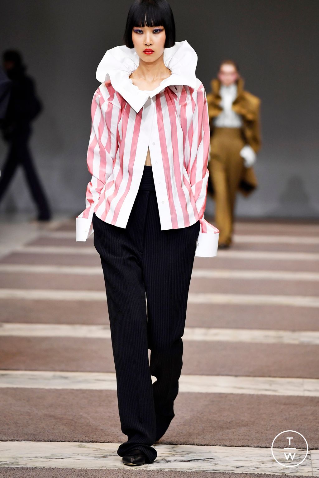 Fashion Week Paris Fall/Winter 2022 look 29 from the Viktor & Rolf collection couture