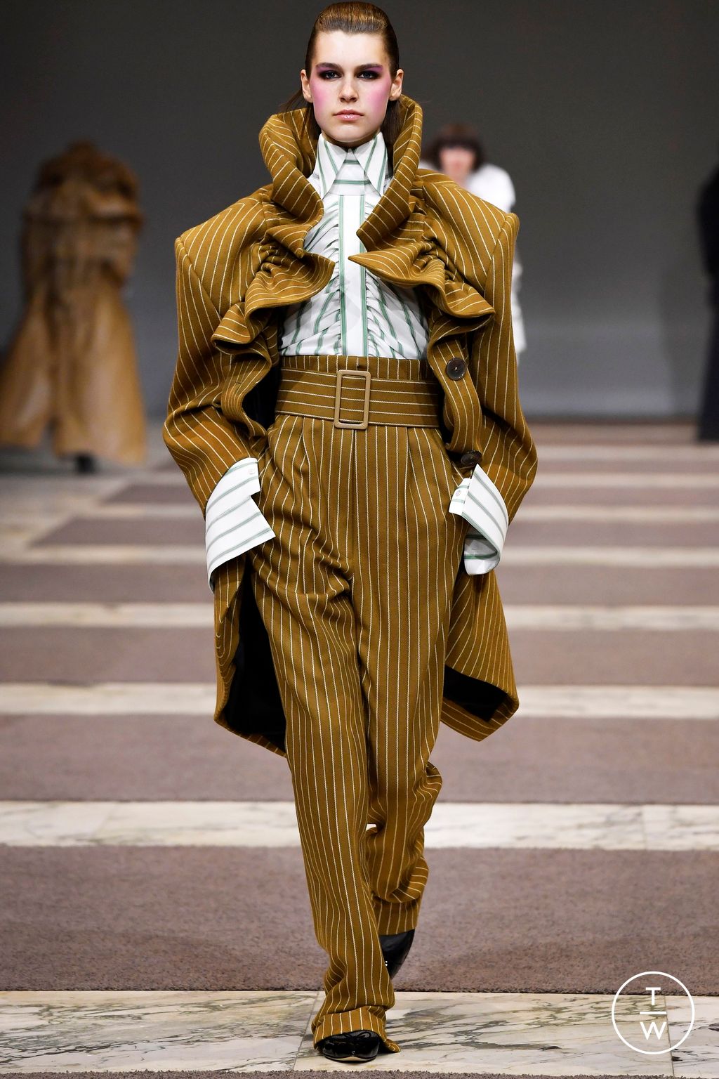 Fashion Week Paris Fall/Winter 2022 look 30 from the Viktor & Rolf collection couture