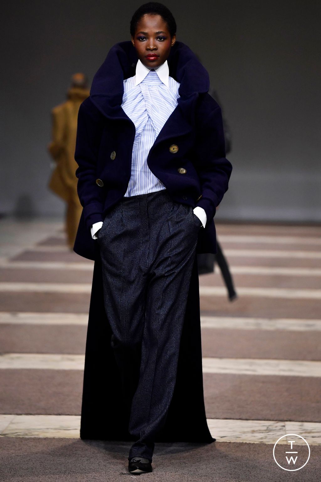 Fashion Week Paris Fall/Winter 2022 look 32 from the Viktor & Rolf collection couture