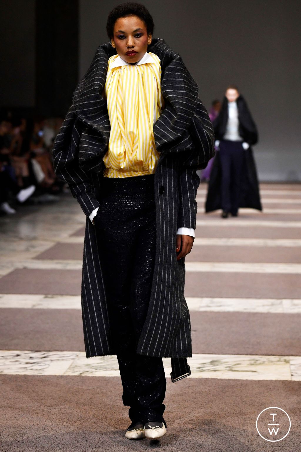 Fashion Week Paris Fall/Winter 2022 look 33 from the Viktor & Rolf collection couture