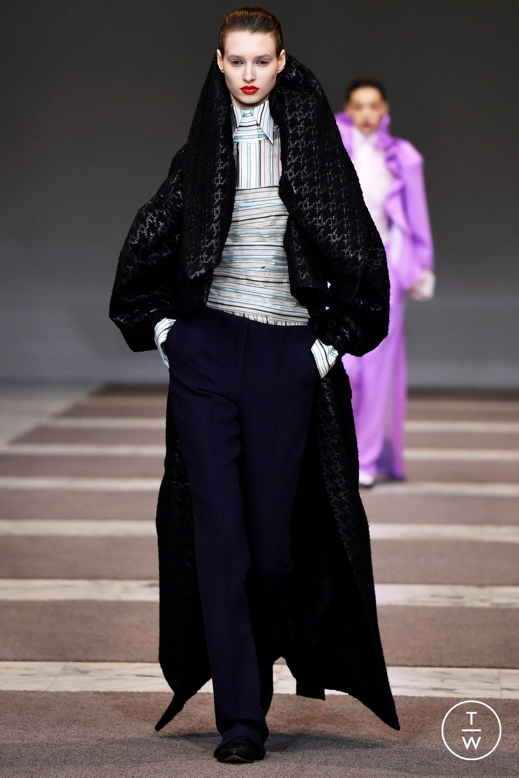 Fashion Week Paris Fall/Winter 2022 look 34 from the Viktor & Rolf collection couture