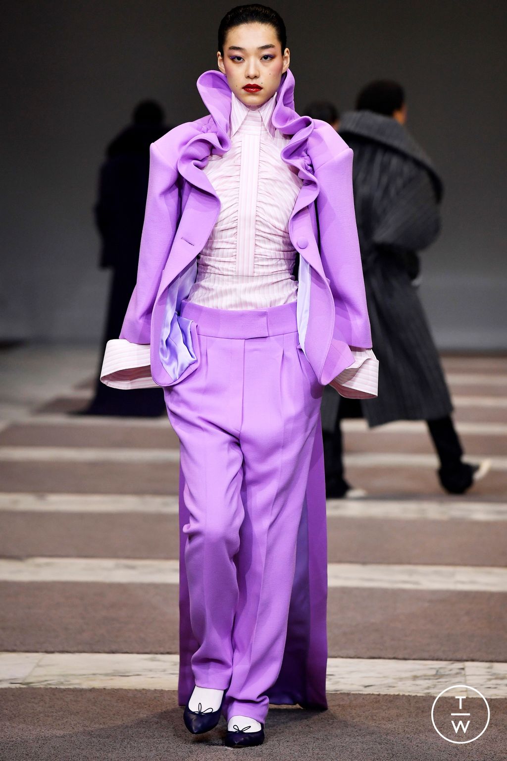 Fashion Week Paris Fall/Winter 2022 look 35 from the Viktor & Rolf collection couture