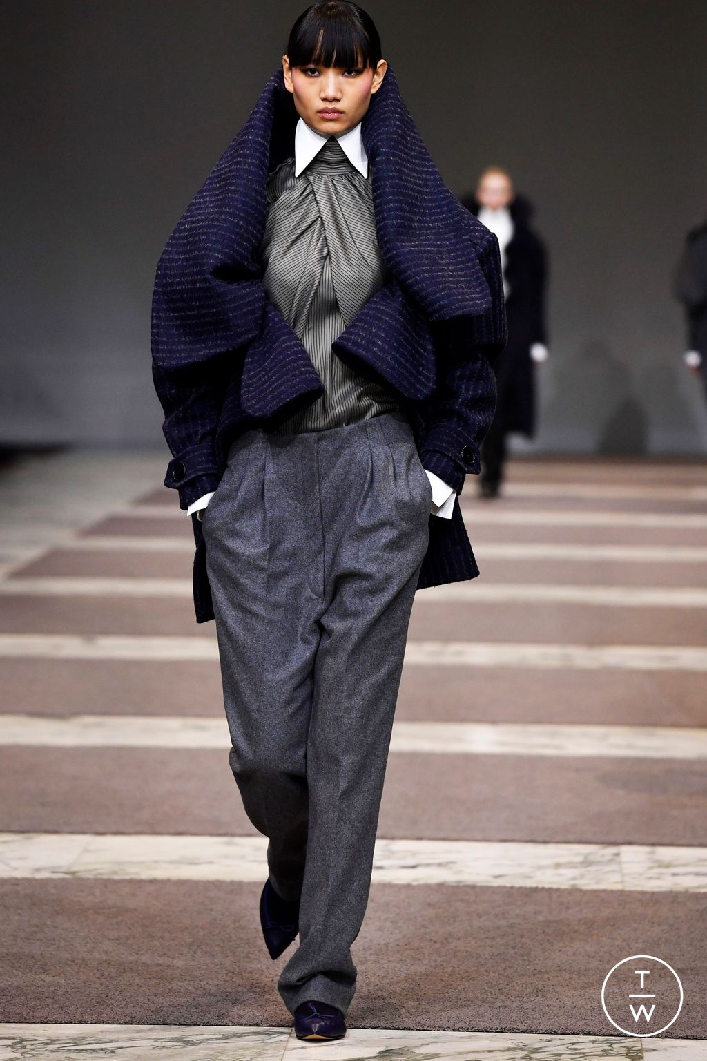 Fashion Week Paris Fall/Winter 2022 look 36 from the Viktor & Rolf collection 高级定制