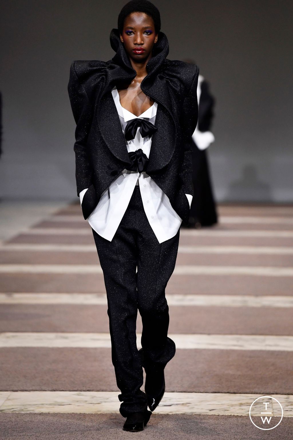 Fashion Week Paris Fall/Winter 2022 look 39 from the Viktor & Rolf collection couture