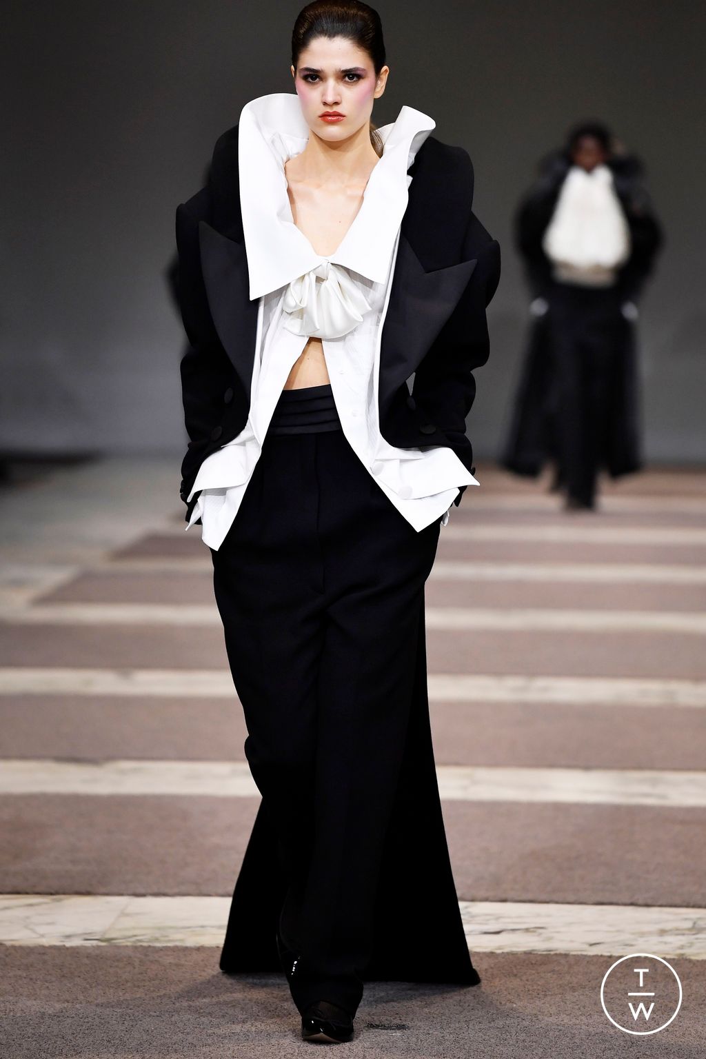 Fashion Week Paris Fall/Winter 2022 look 40 from the Viktor & Rolf collection couture