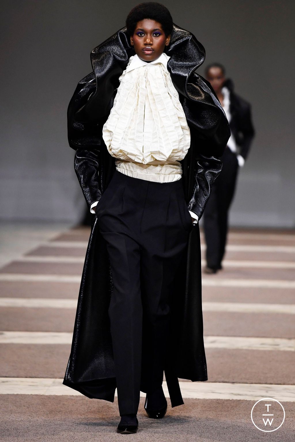 Fashion Week Paris Fall/Winter 2022 look 41 from the Viktor & Rolf collection couture