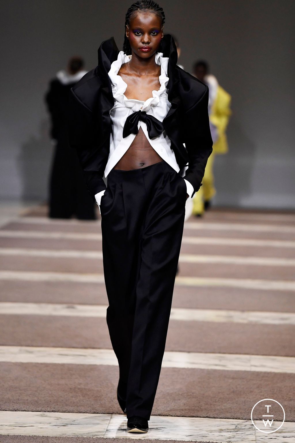 Fashion Week Paris Fall/Winter 2022 look 42 from the Viktor & Rolf collection couture