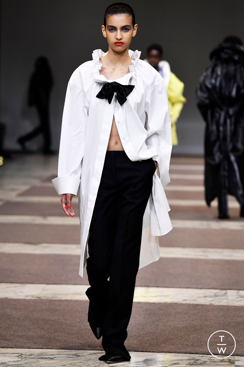 Fashion Week Paris Fall/Winter 2022 look 43 from the Viktor & Rolf collection 高级定制