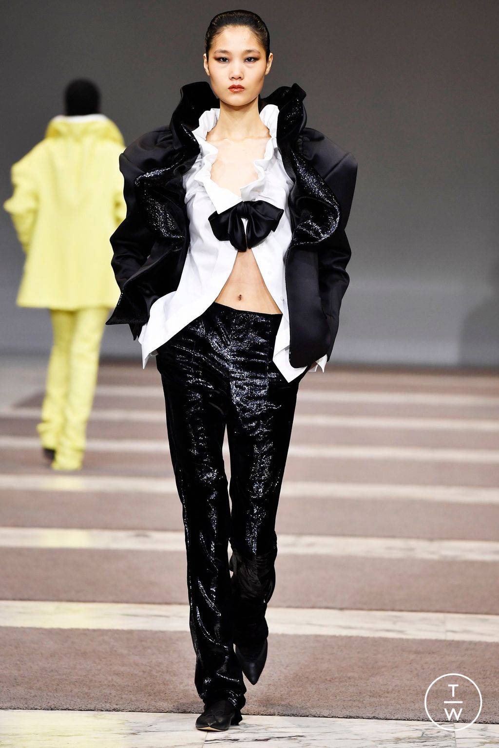 Fashion Week Paris Fall/Winter 2022 look 46 from the Viktor & Rolf collection 高级定制