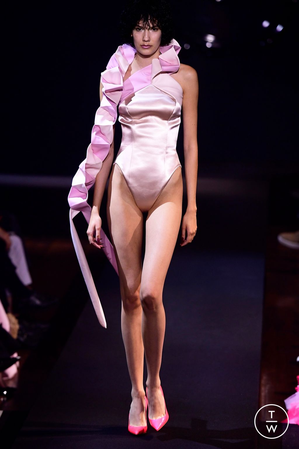 Fashion Week Paris Fall/Winter 2023 look 3 from the Viktor & Rolf collection 高级定制
