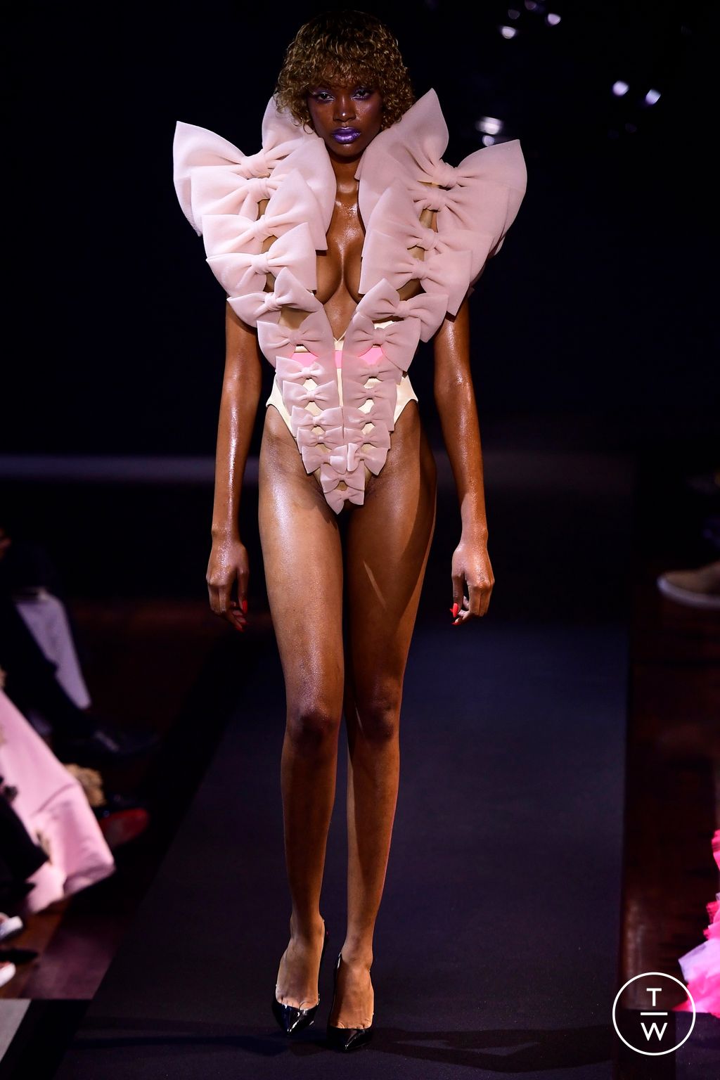 Fashion Week Paris Fall/Winter 2023 look 8 from the Viktor & Rolf collection couture