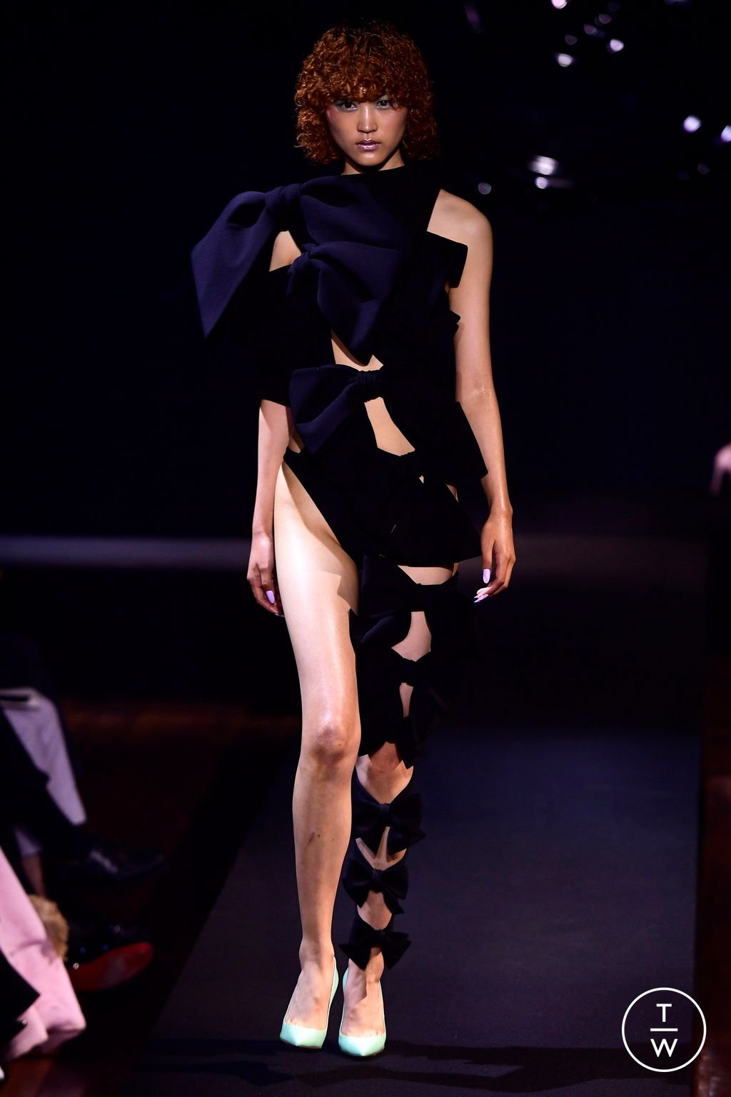 Fashion Week Paris Fall/Winter 2023 look 9 from the Viktor & Rolf collection 高级定制