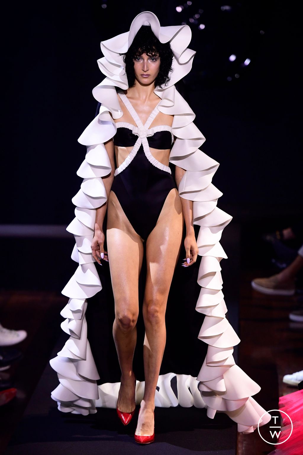 Fashion Week Paris Fall/Winter 2023 look 14 de la collection Viktor & Rolf couture