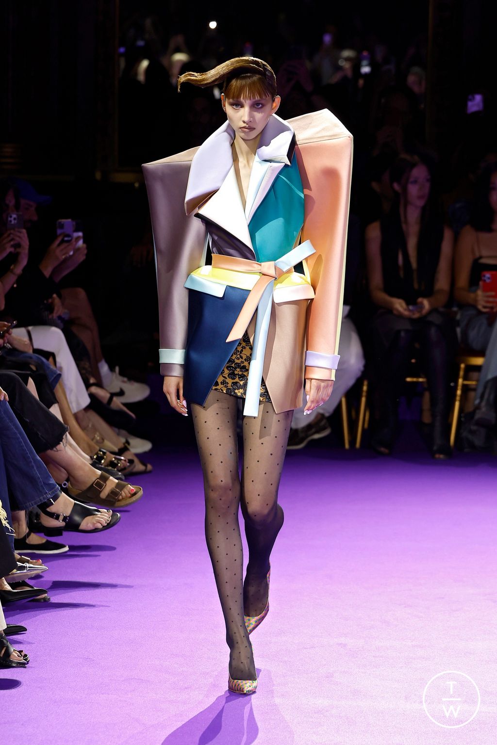 Fashion Week Paris Fall/Winter 2024 look 1 from the Viktor & Rolf collection 高级定制