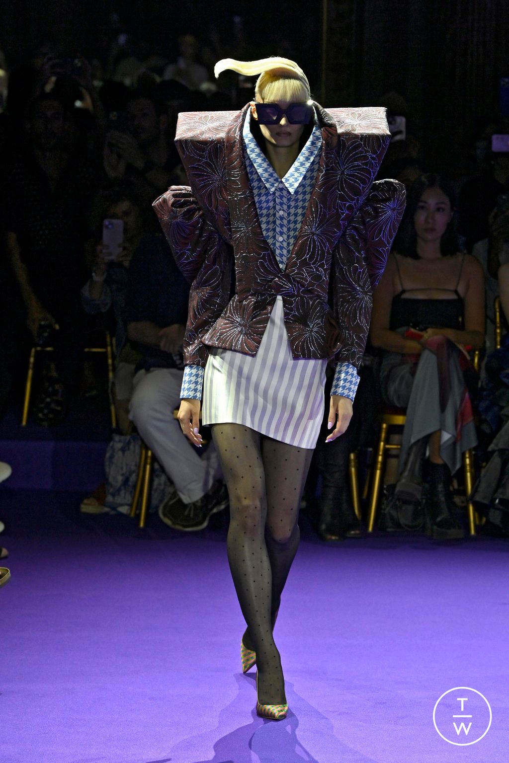 Fashion Week Paris Fall/Winter 2024 look 3 de la collection Viktor & Rolf couture