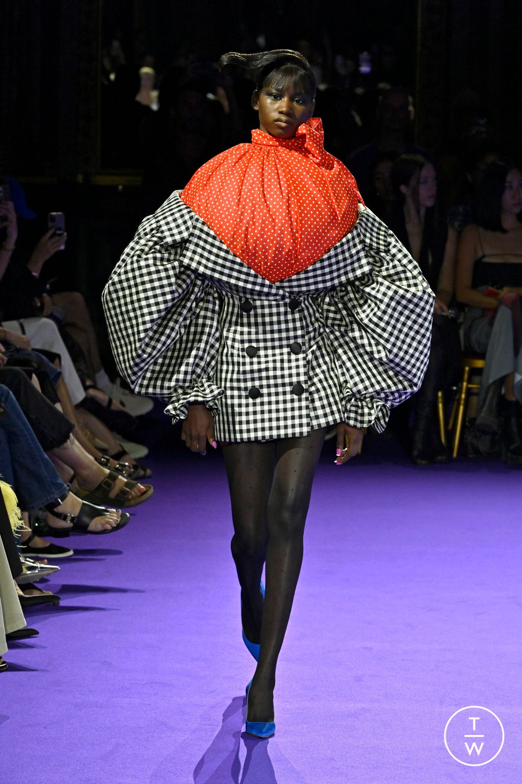 Fashion Week Paris Fall/Winter 2024 look 4 de la collection Viktor & Rolf couture