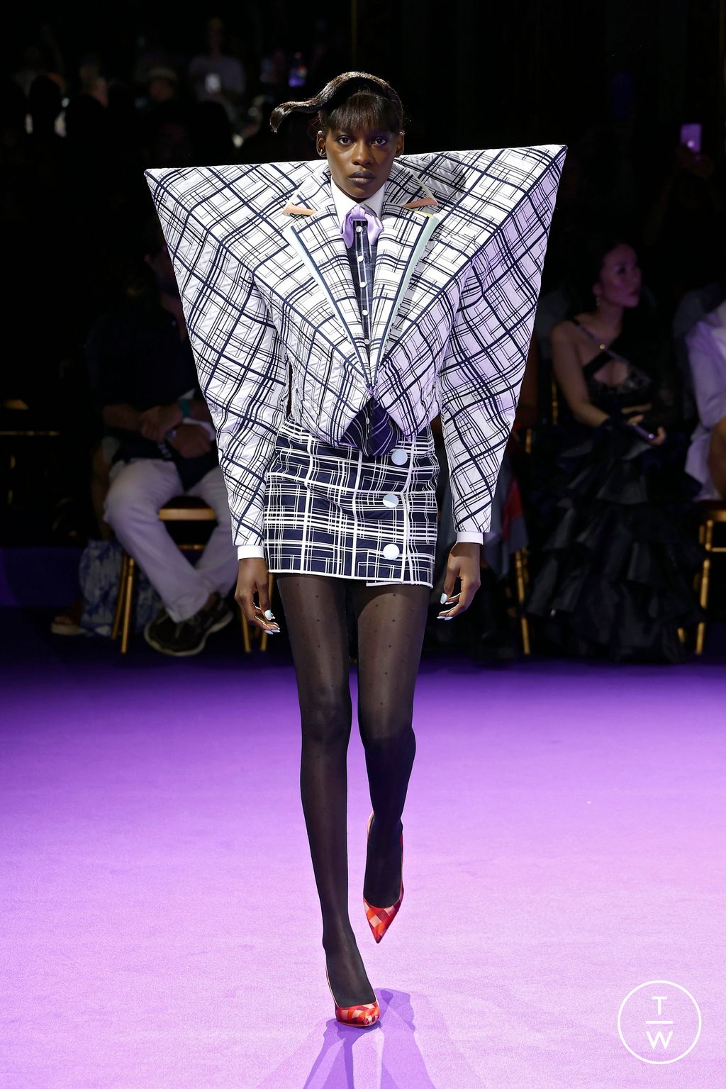 Fashion Week Paris Fall/Winter 2024 look 5 de la collection Viktor & Rolf couture