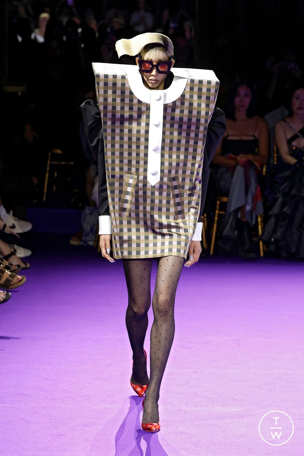 Fashion Week Paris Fall/Winter 2024 look 6 from the Viktor & Rolf collection 高级定制