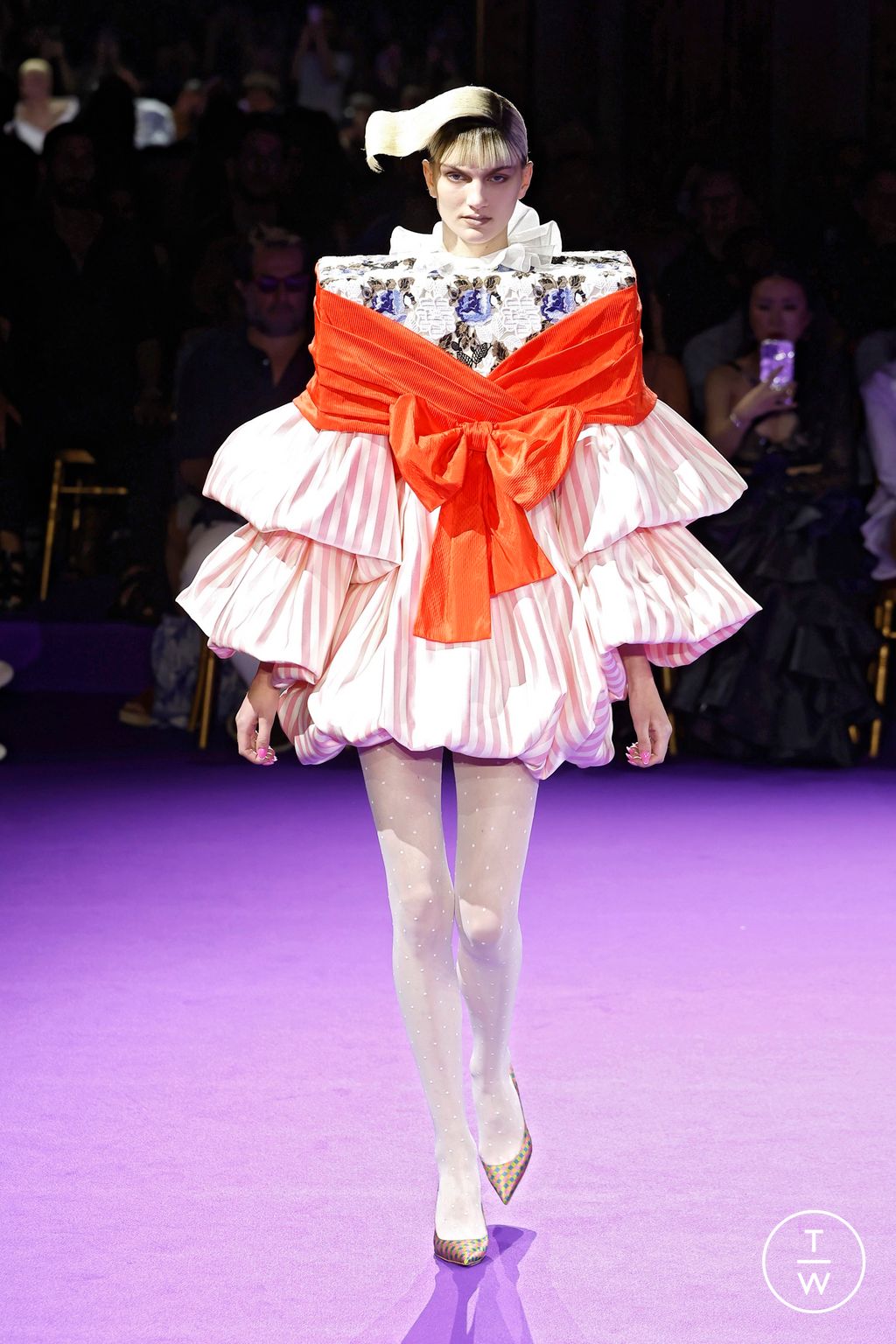 Fashion Week Paris Fall/Winter 2024 look 8 de la collection Viktor & Rolf couture