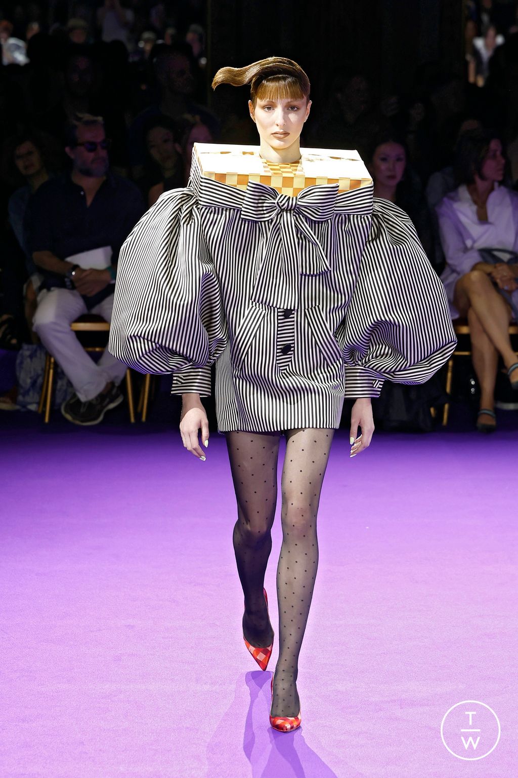 Fashion Week Paris Fall/Winter 2024 look 9 de la collection Viktor & Rolf couture