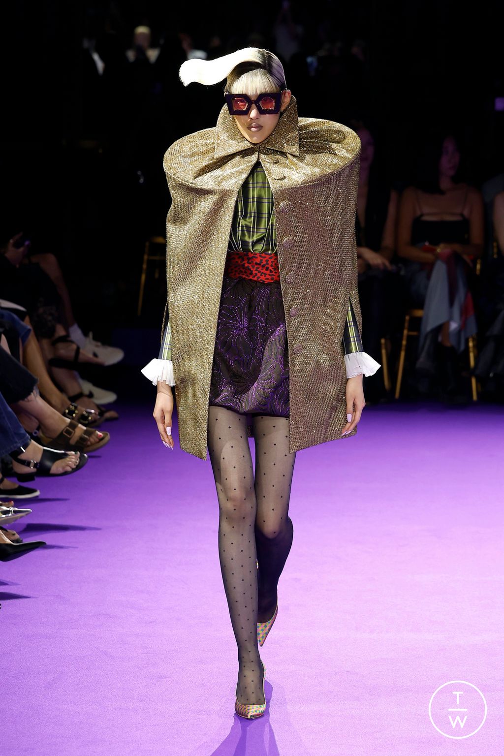 Fashion Week Paris Fall/Winter 2024 look 10 de la collection Viktor & Rolf couture