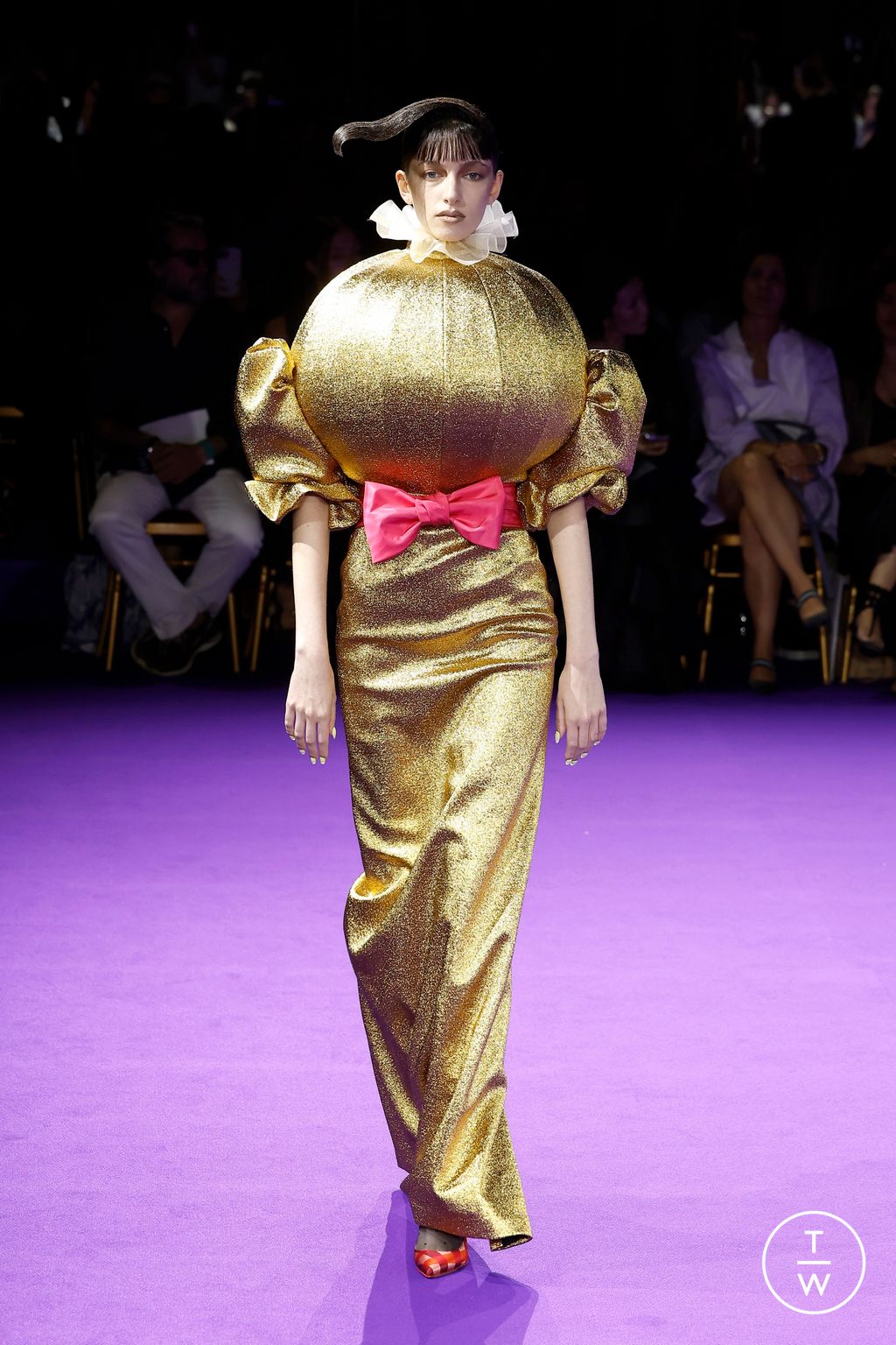 Fashion Week Paris Fall/Winter 2024 look 11 from the Viktor & Rolf collection couture